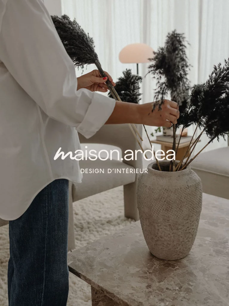 Logo minimaliste et épuré pour une architecte d'intérieur réalisé par Studio Lomé, graphiste freelance.